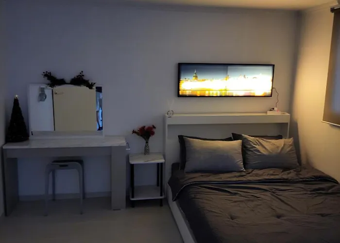 Newly Renovated Center Of #10 Apartment *