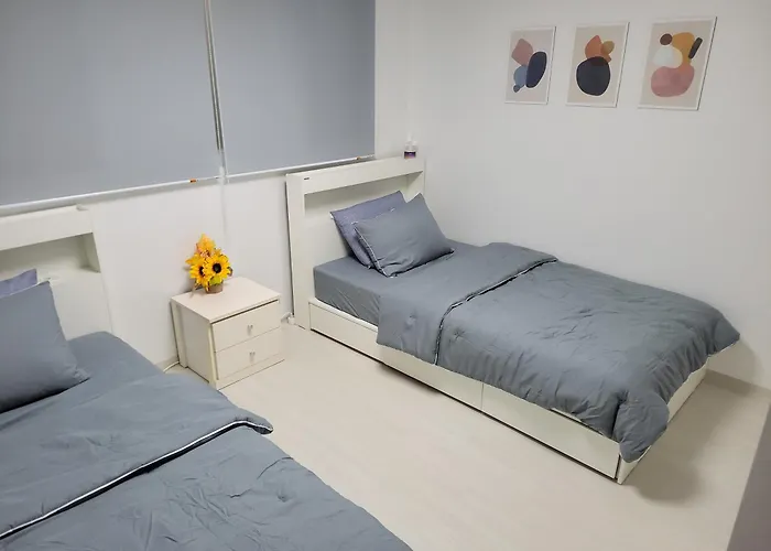 Apartment Newly Renovated Center Of #10 *
